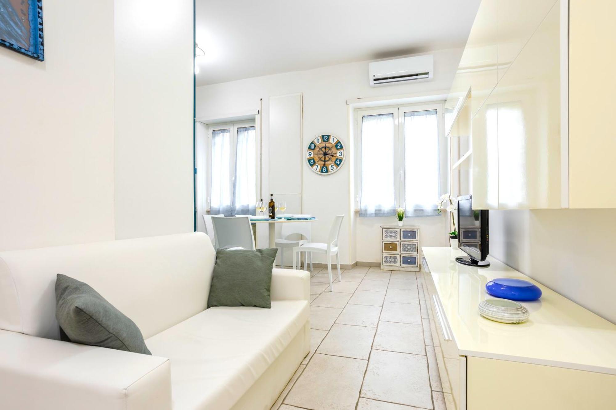 Hostly - Vittoria House - Near The Center With Private Parking Apartment Naples Exterior photo