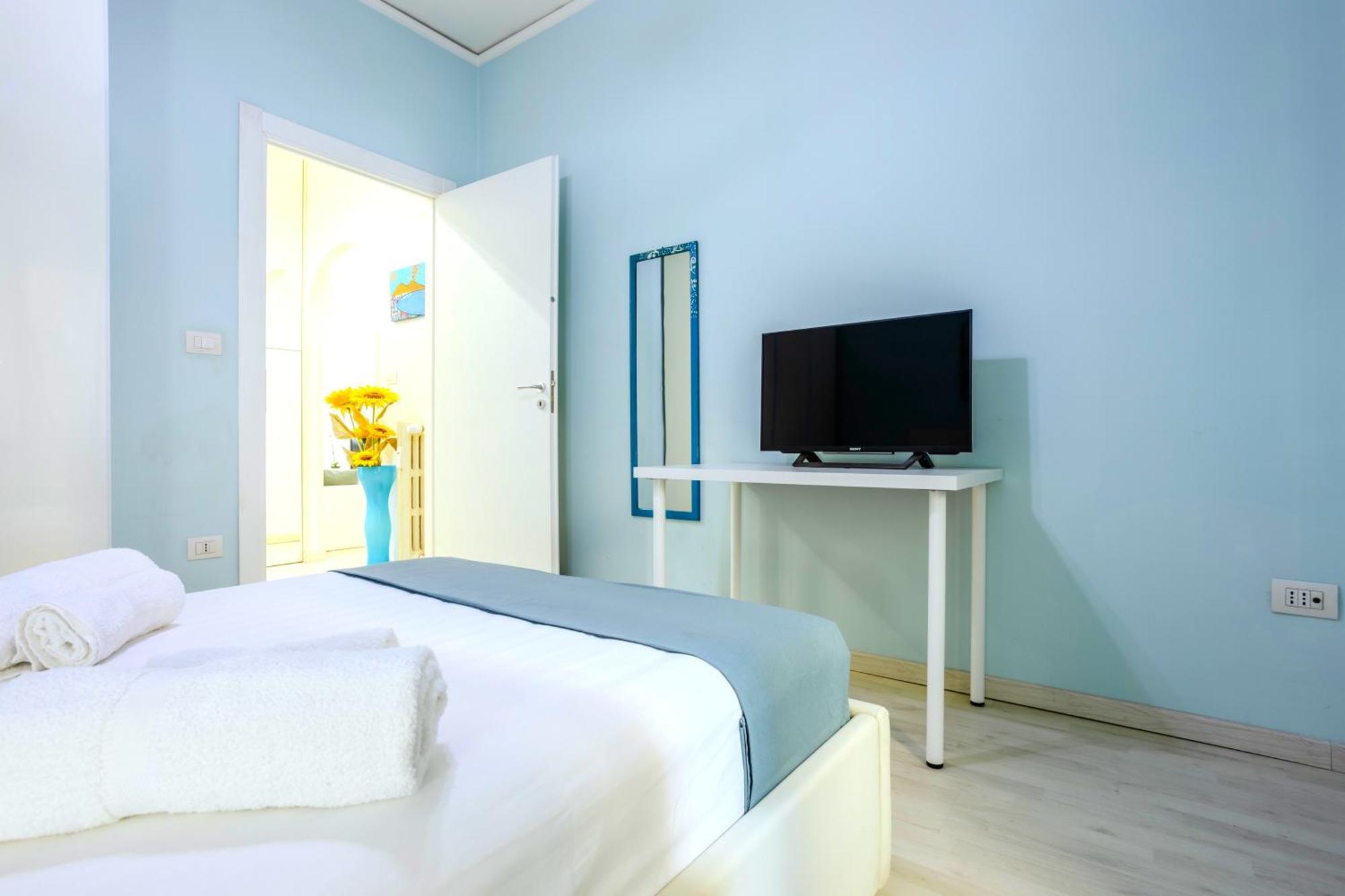 Hostly - Vittoria House - Near The Center With Private Parking Apartment Naples Exterior photo