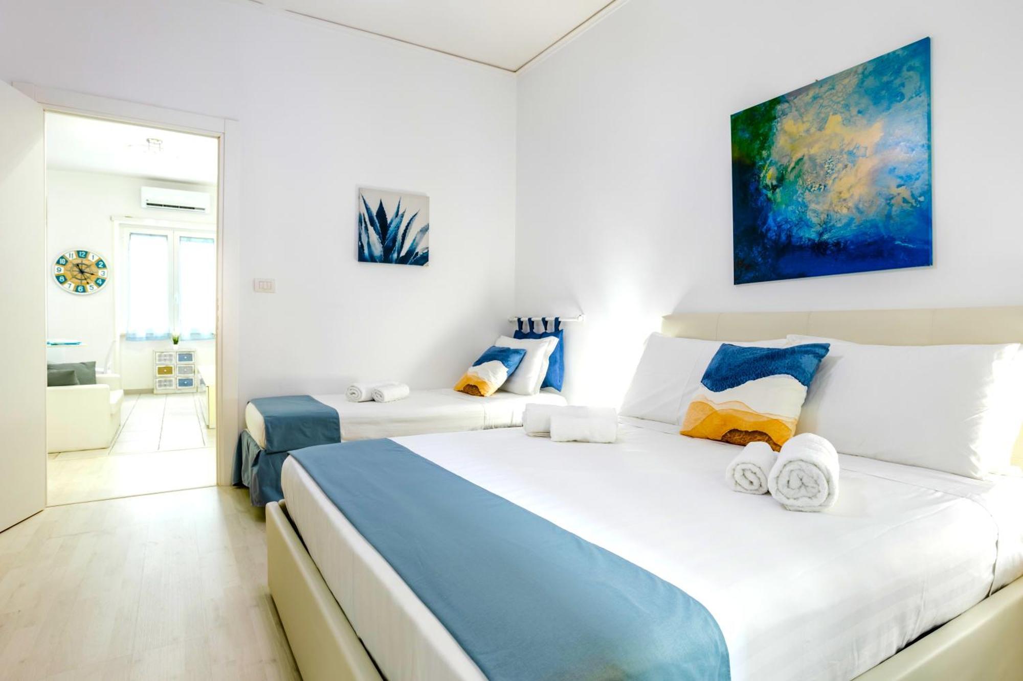 Hostly - Vittoria House - Near The Center With Private Parking Apartment Naples Exterior photo