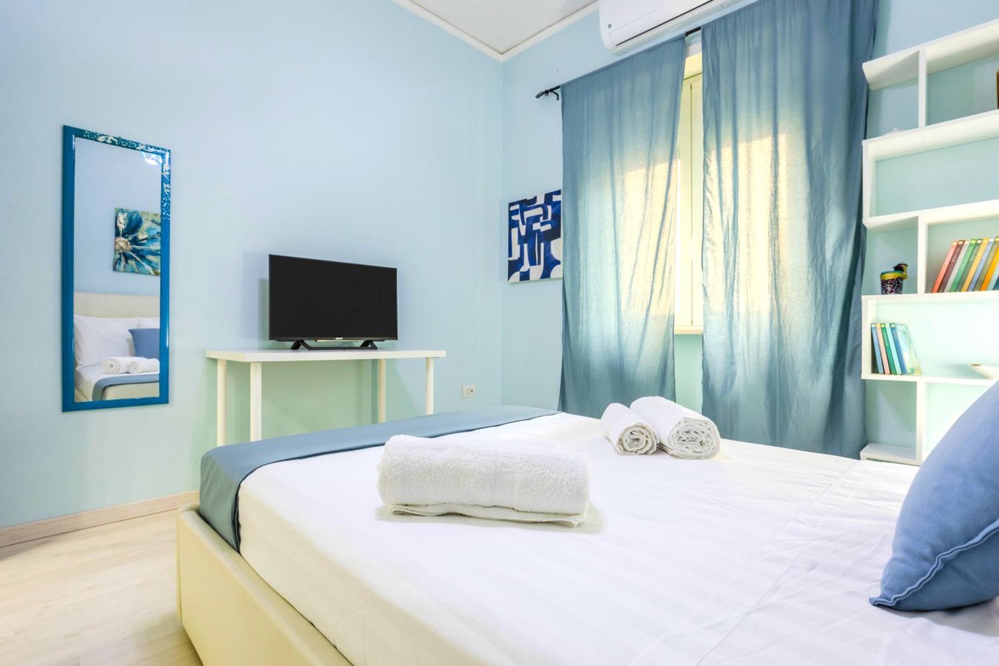 Hostly - Vittoria House - Near The Center With Private Parking Apartment Naples Exterior photo